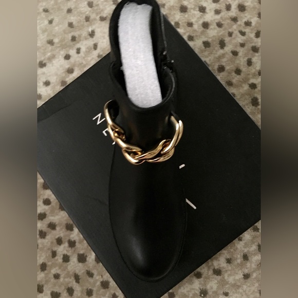 NEW NICOLE MILLER 9M ELLE Gold
Chain Chelsea Booties Boots Lug Sole Zip closure - Picture 8 of 12